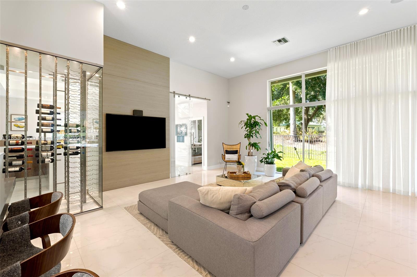 2438 Poinciana Ct Weston, FL 33327