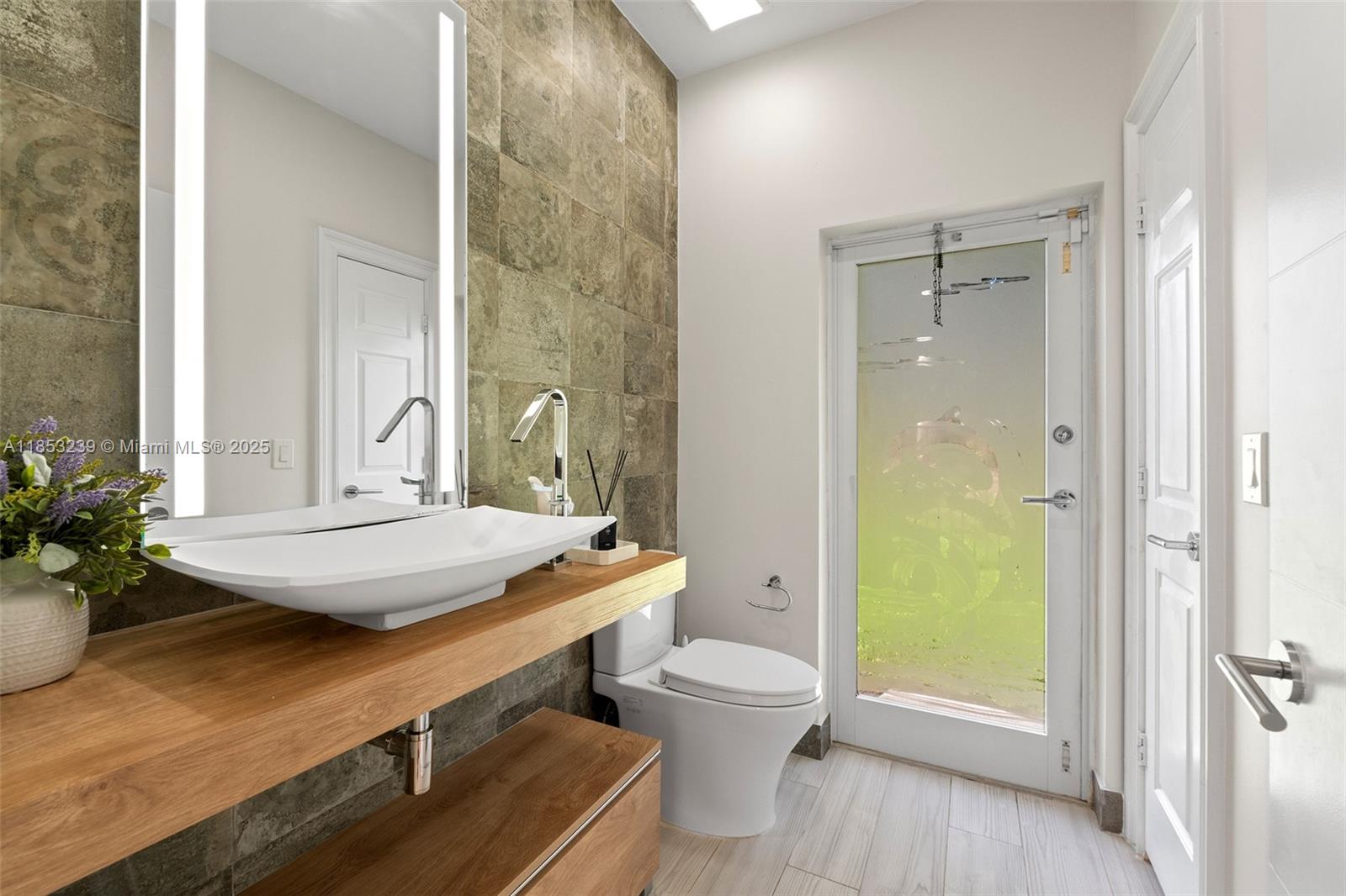 2438 Poinciana Ct Weston, FL 33327