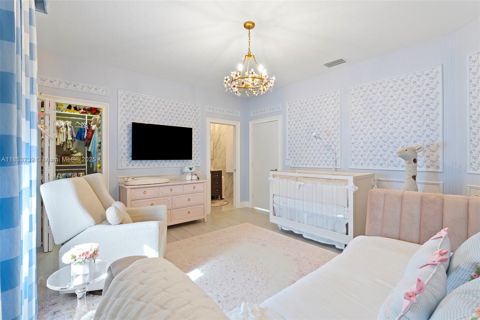 2438 Poinciana Ct Weston, FL 33327