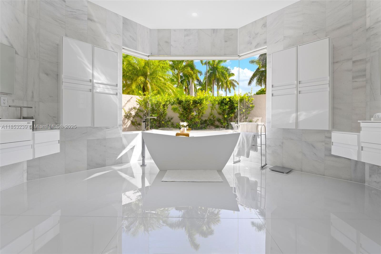 2438 Poinciana Ct Weston, FL 33327