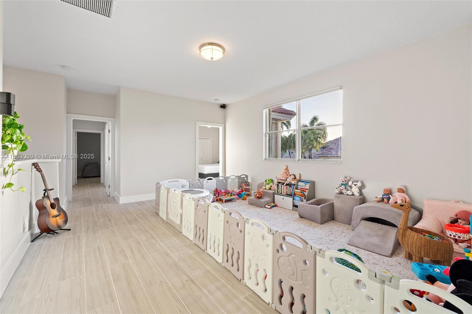 2438 Poinciana Ct Weston, FL 33327