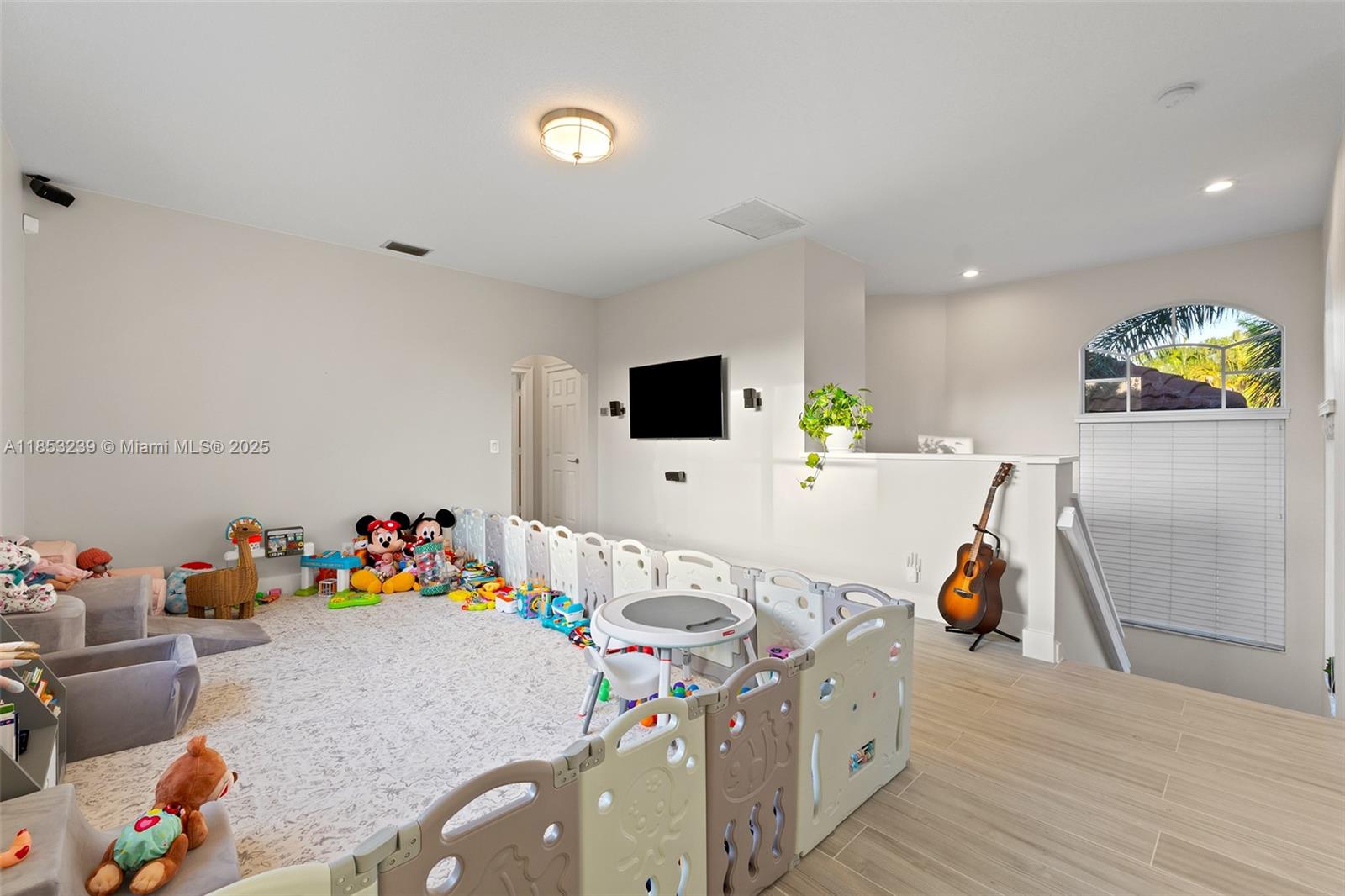 2438 Poinciana Ct Weston, FL 33327