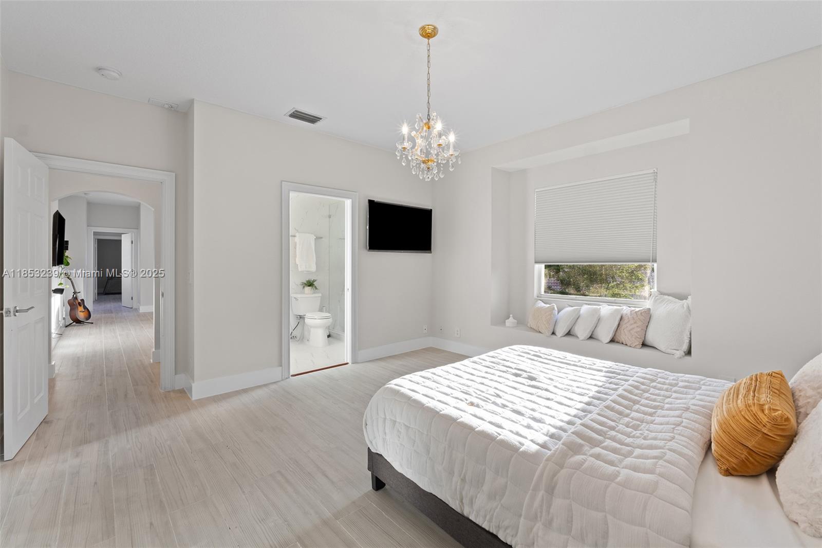 2438 Poinciana Ct Weston, FL 33327