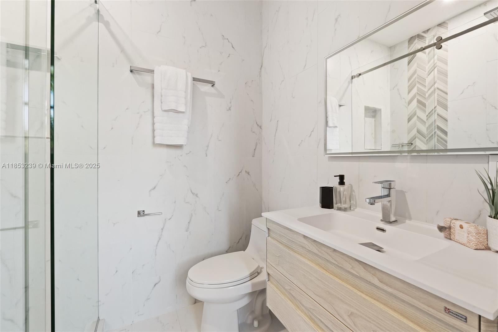 2438 Poinciana Ct Weston, FL 33327