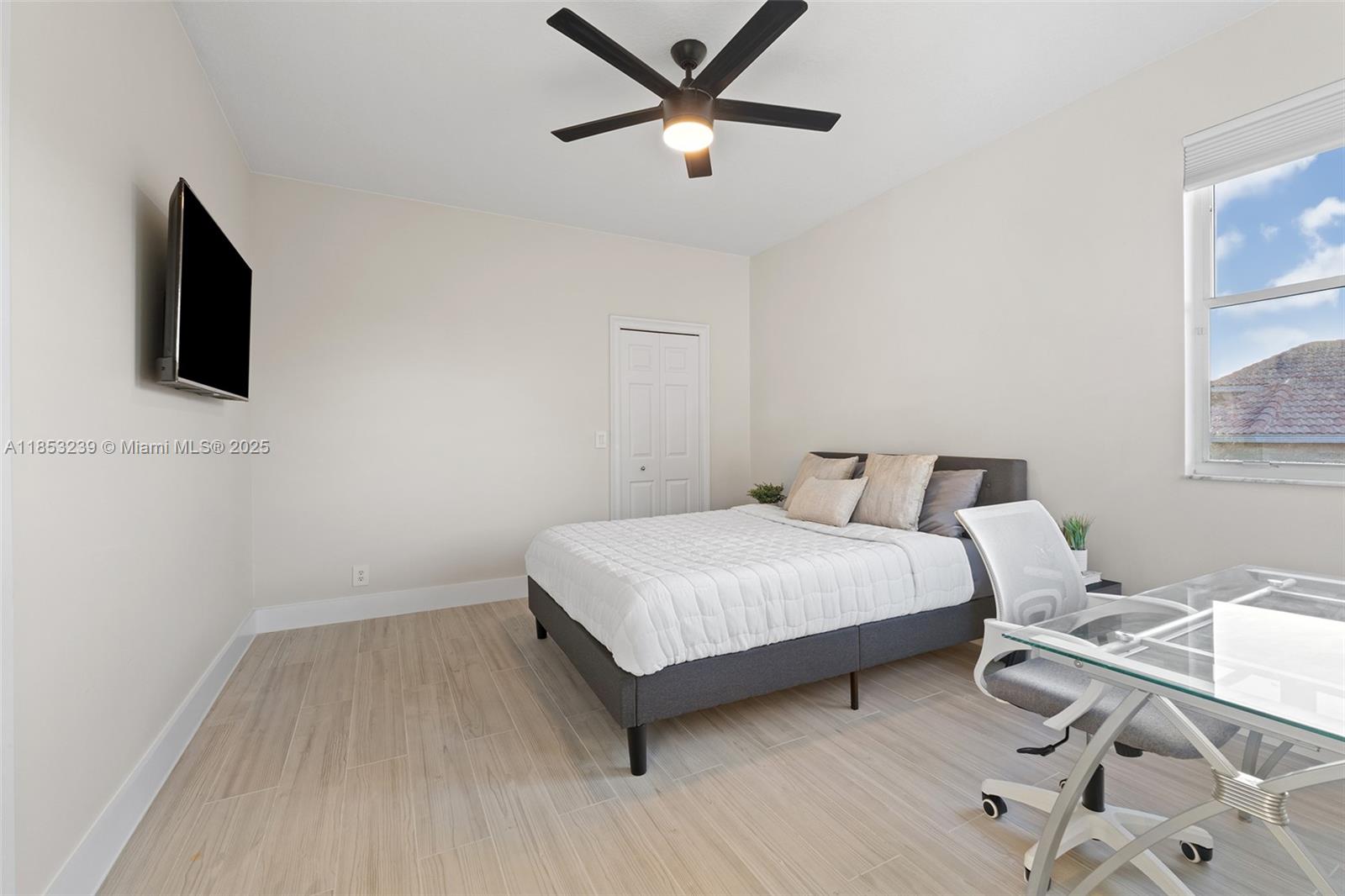 2438 Poinciana Ct Weston, FL 33327