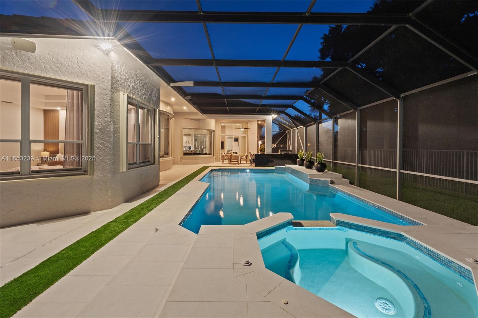 2438 Poinciana Ct Weston, FL 33327