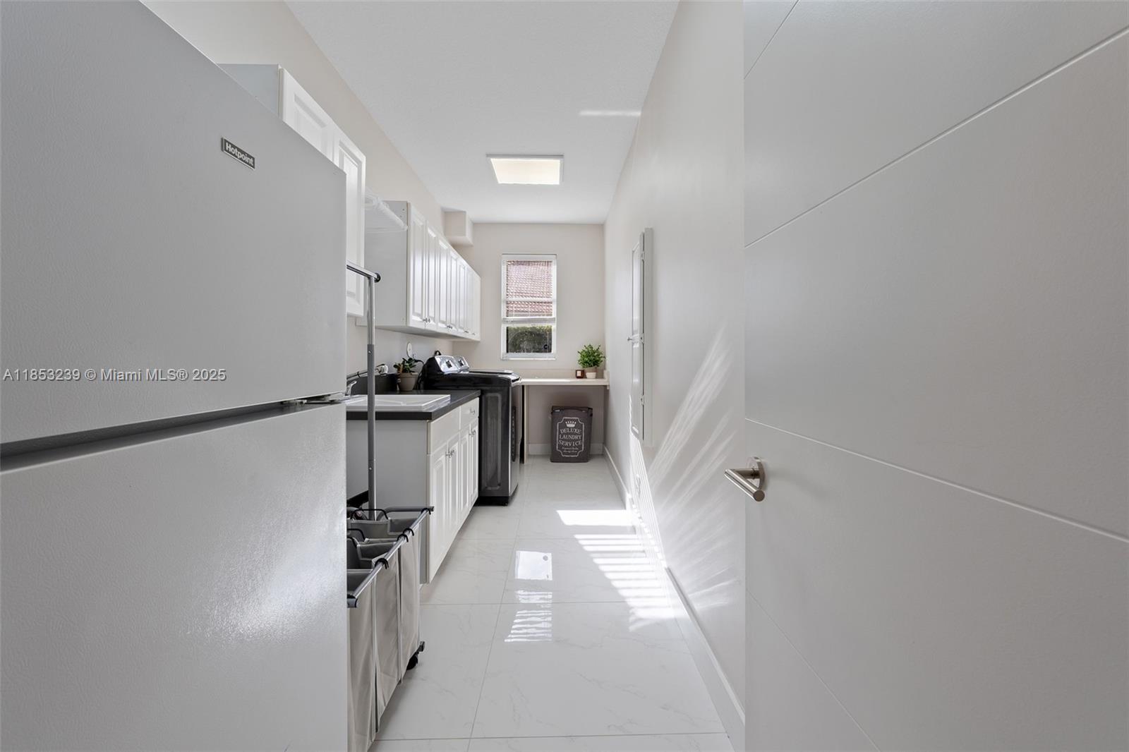 2438 Poinciana Ct Weston, FL 33327