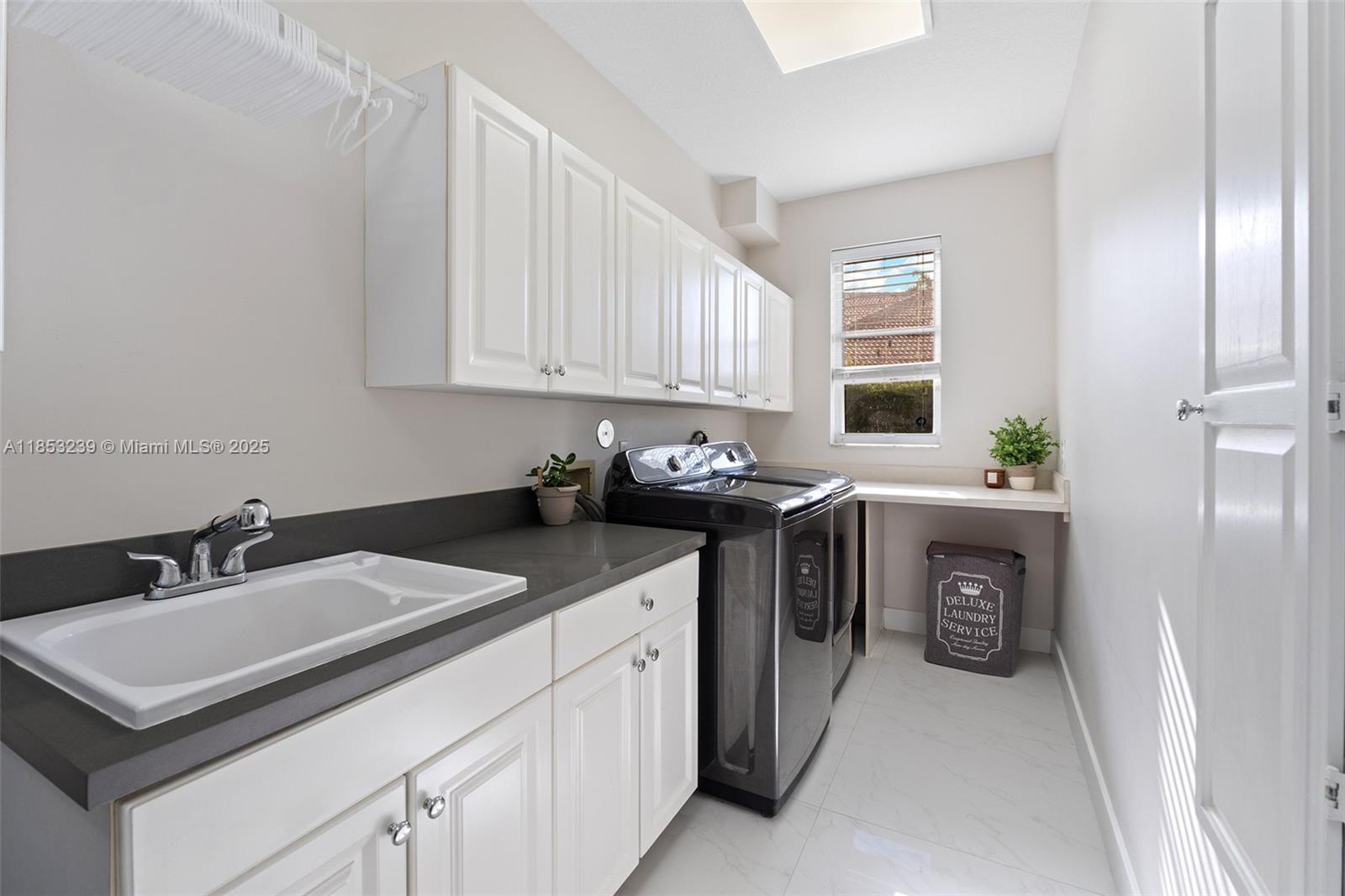 2438 Poinciana Ct Weston, FL 33327