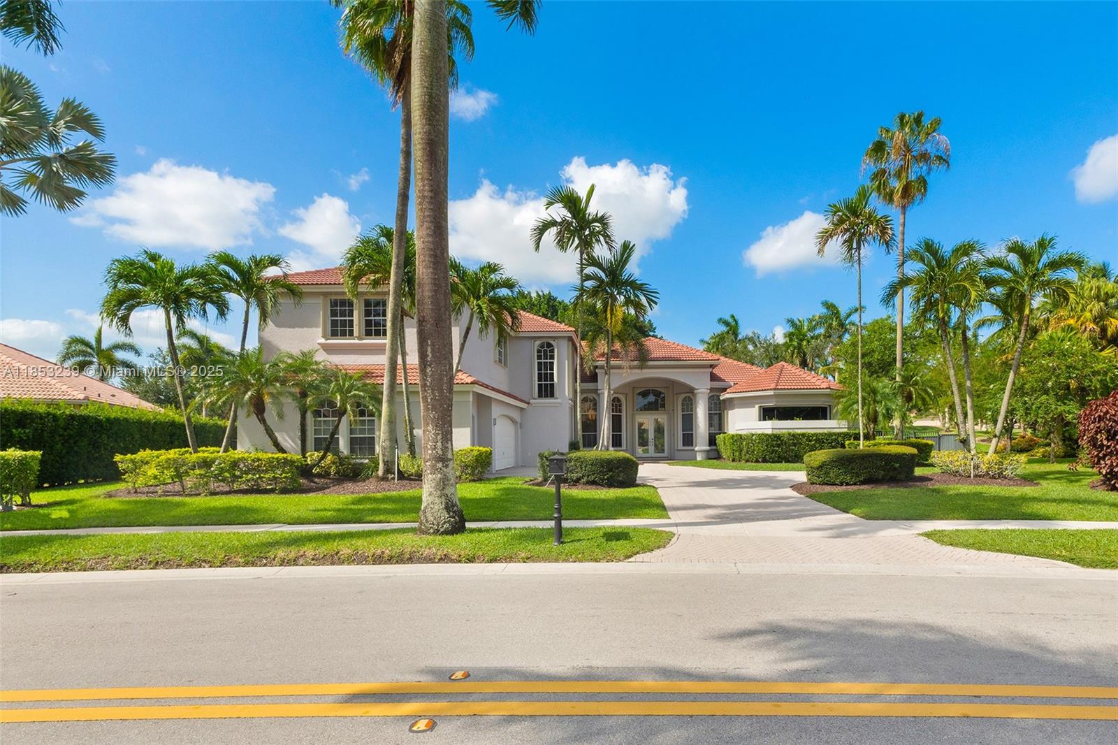 2438 Poinciana Ct Weston, FL 33327