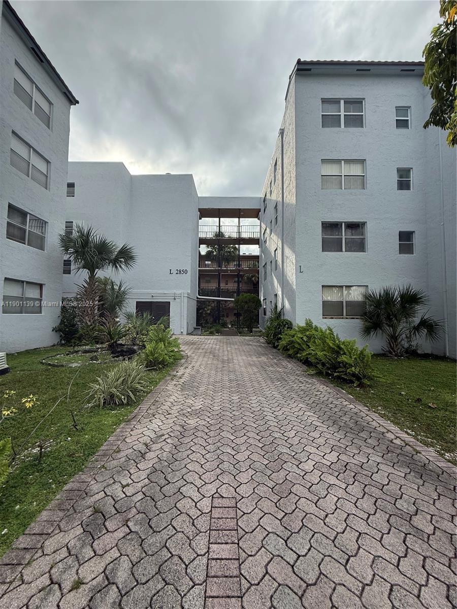 2850 Somerset Dr #202L
