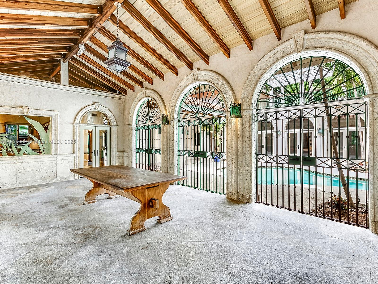 3504 Banyan Cir Miami, FL 33133