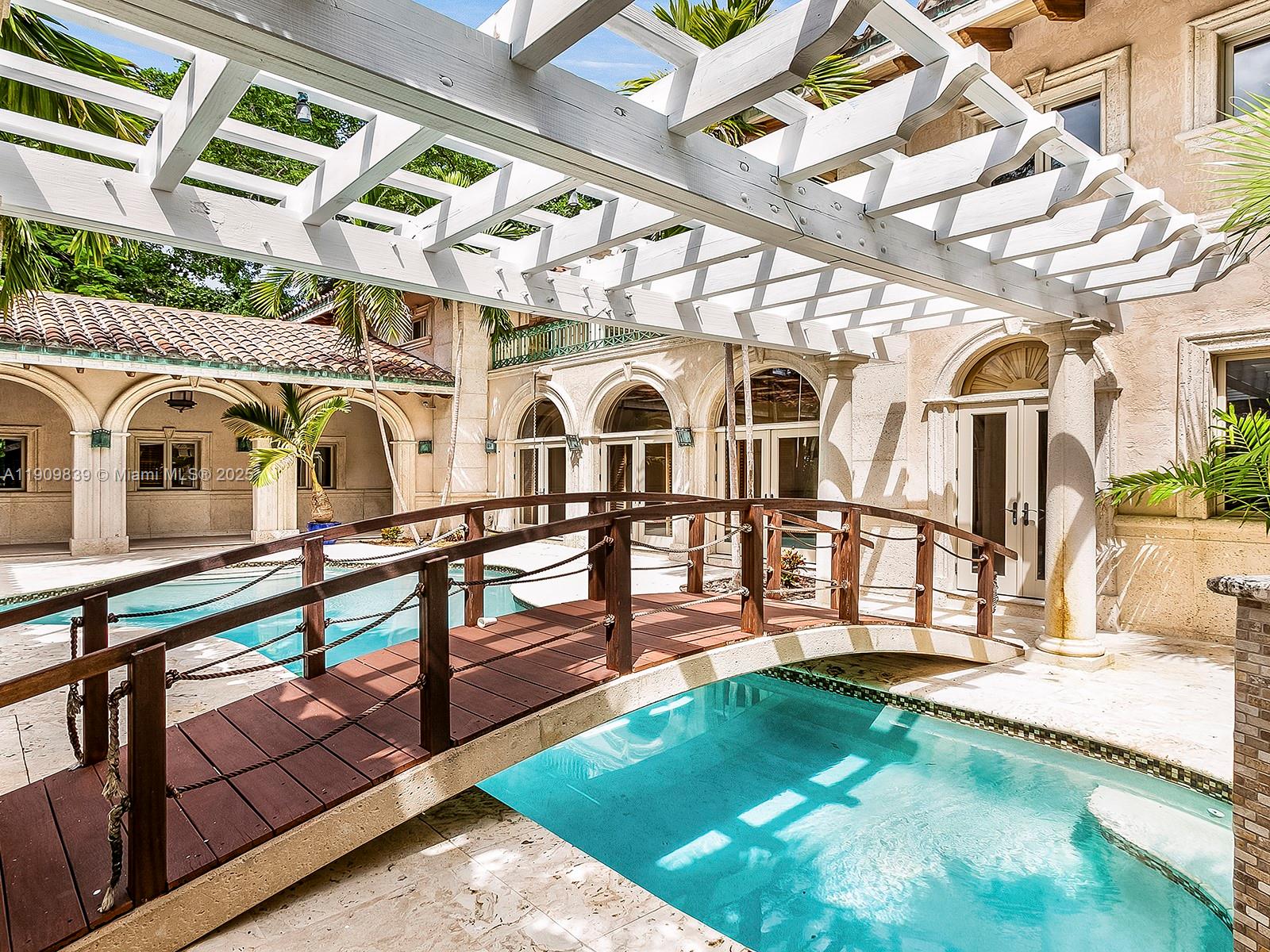 3504 Banyan Cir Miami, FL 33133