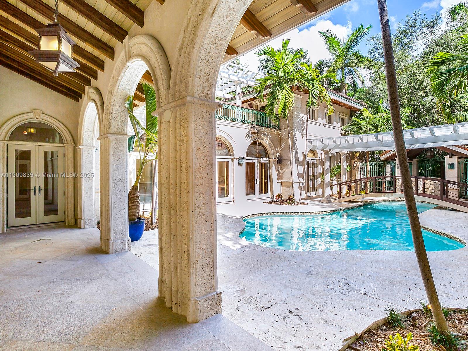 3504 Banyan Cir Miami, FL 33133