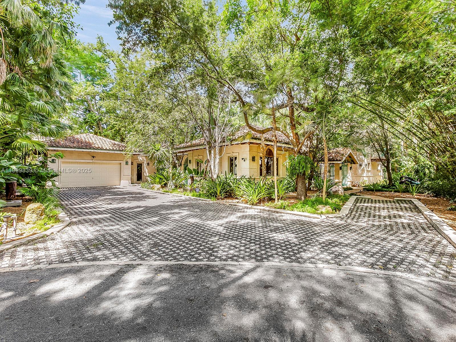 3504 Banyan Cir Miami, FL 33133