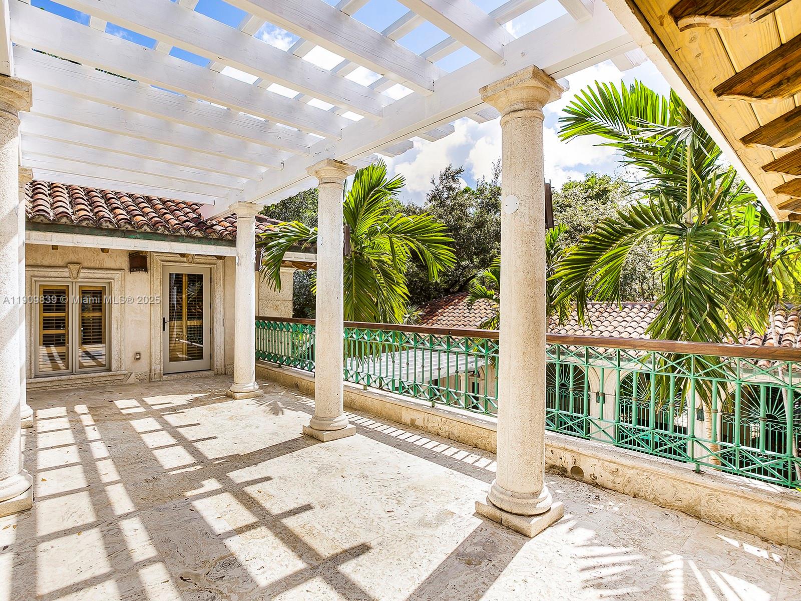 3504 Banyan Cir Miami, FL 33133