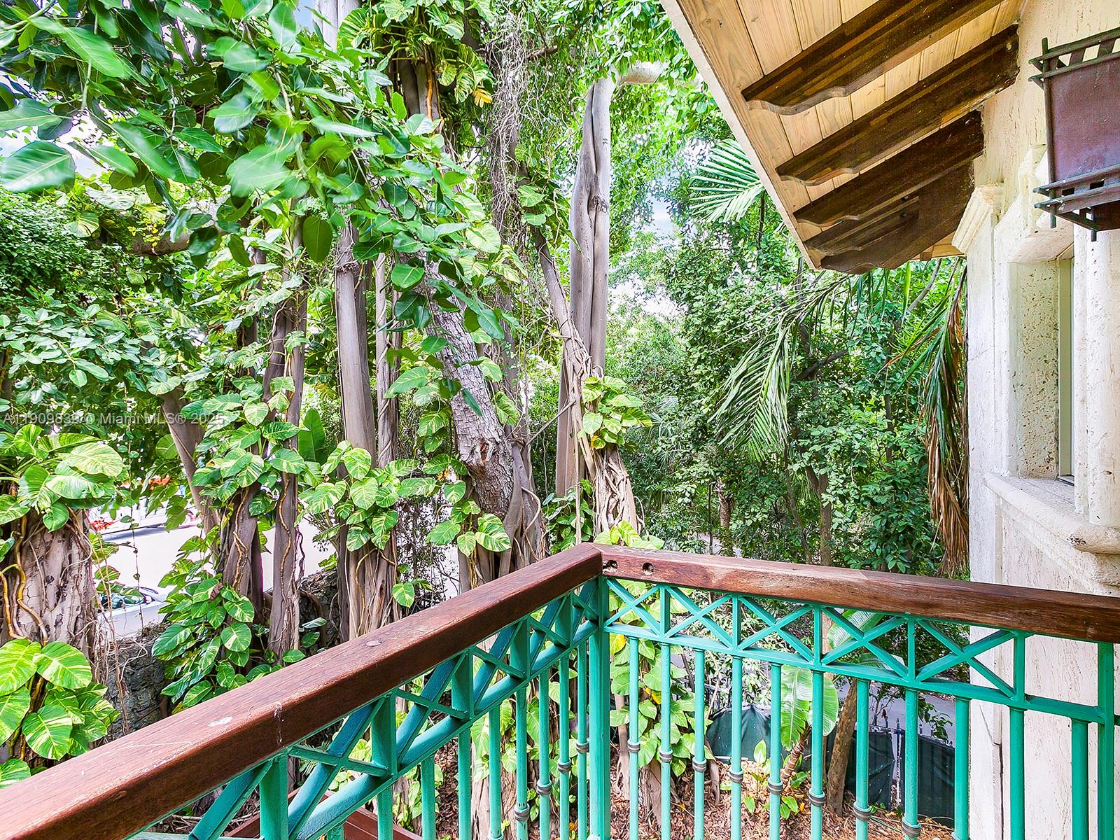 3504 Banyan Cir Miami, FL 33133