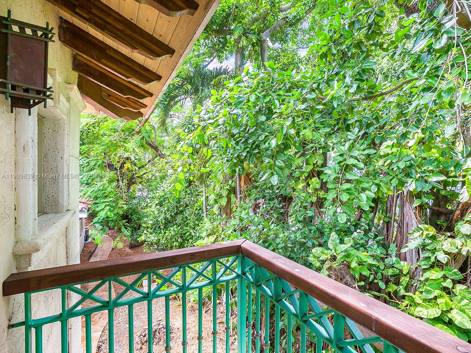 3504 Banyan Cir Miami, FL 33133