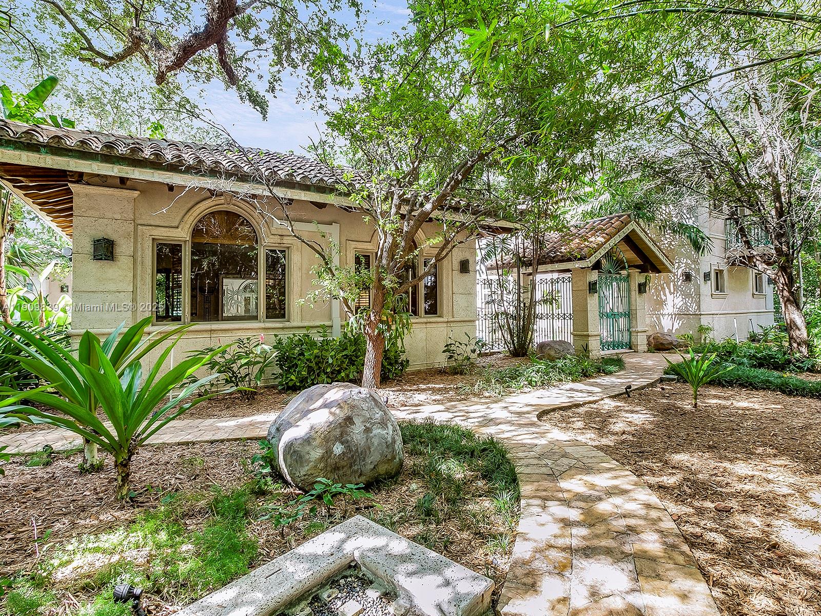 3504 Banyan Cir Miami, FL 33133