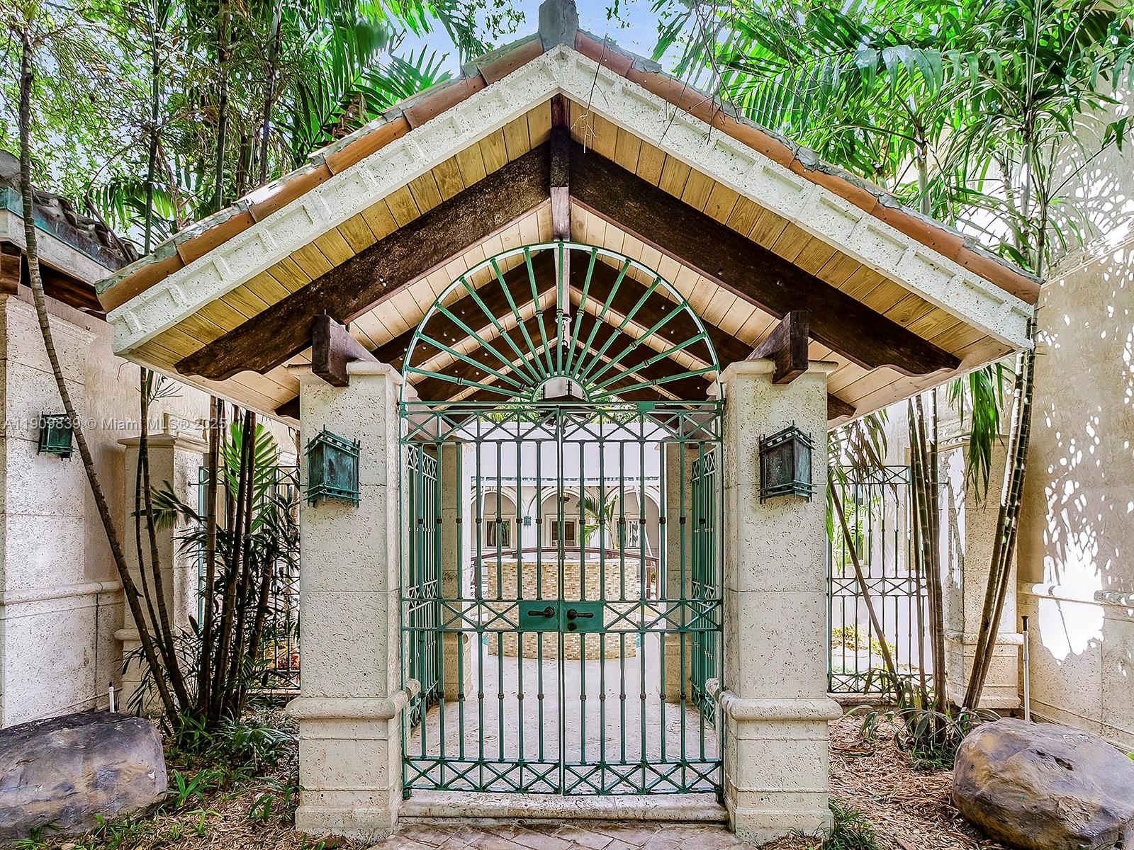 3504 Banyan Cir Miami, FL 33133