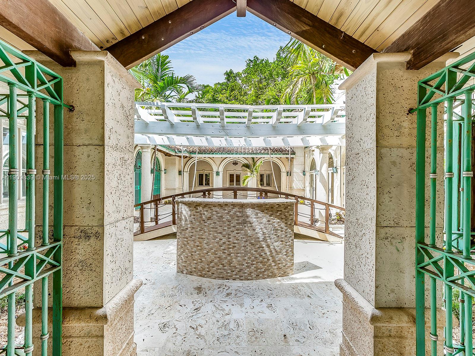 3504 Banyan Cir Miami, FL 33133