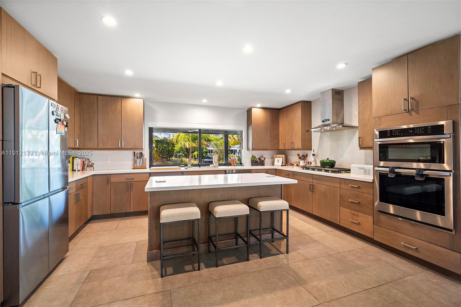 419 Alamanda Dr Hallandale Beach, FL 33009