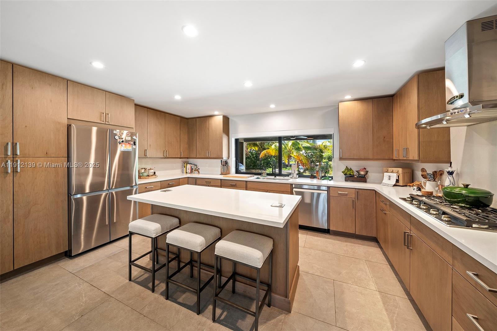 419 Alamanda Dr Hallandale Beach, FL 33009