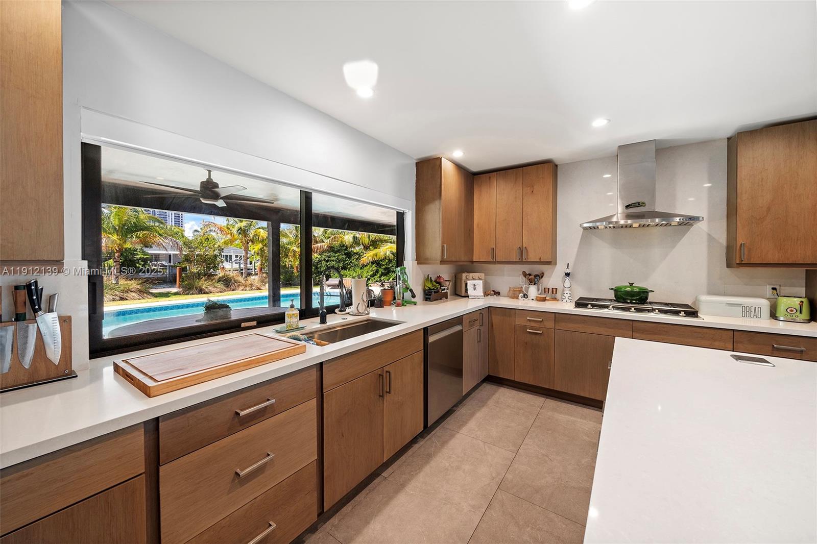 419 Alamanda Dr Hallandale Beach, FL 33009