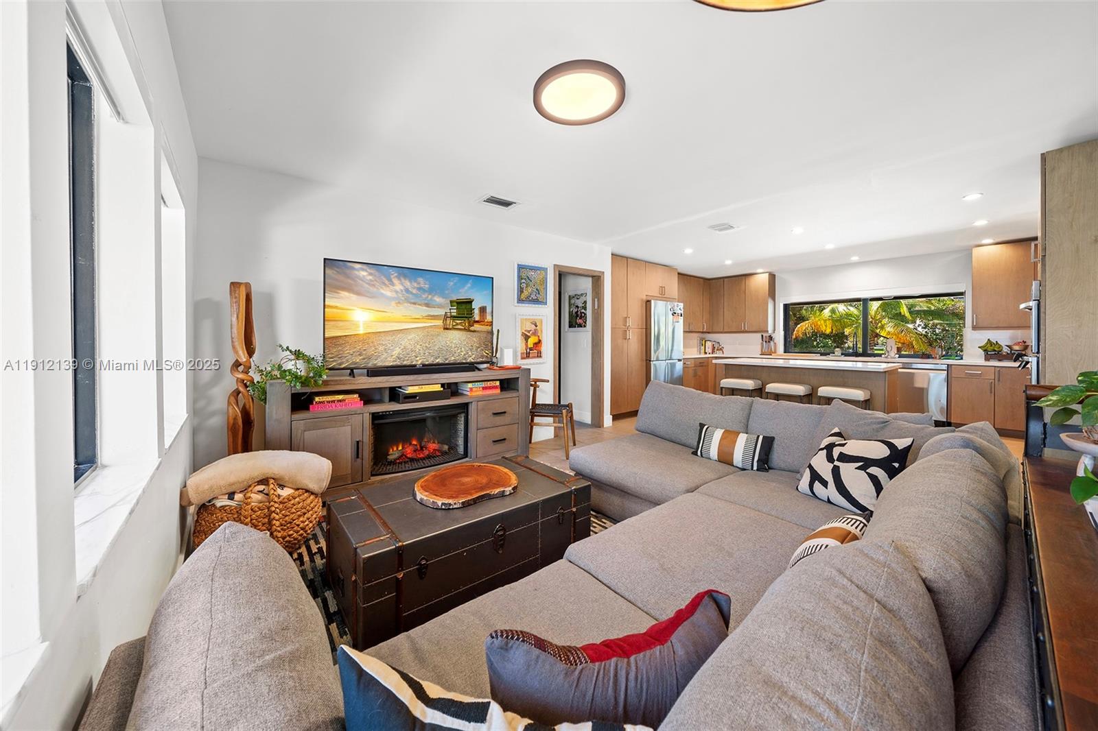 419 Alamanda Dr Hallandale Beach, FL 33009