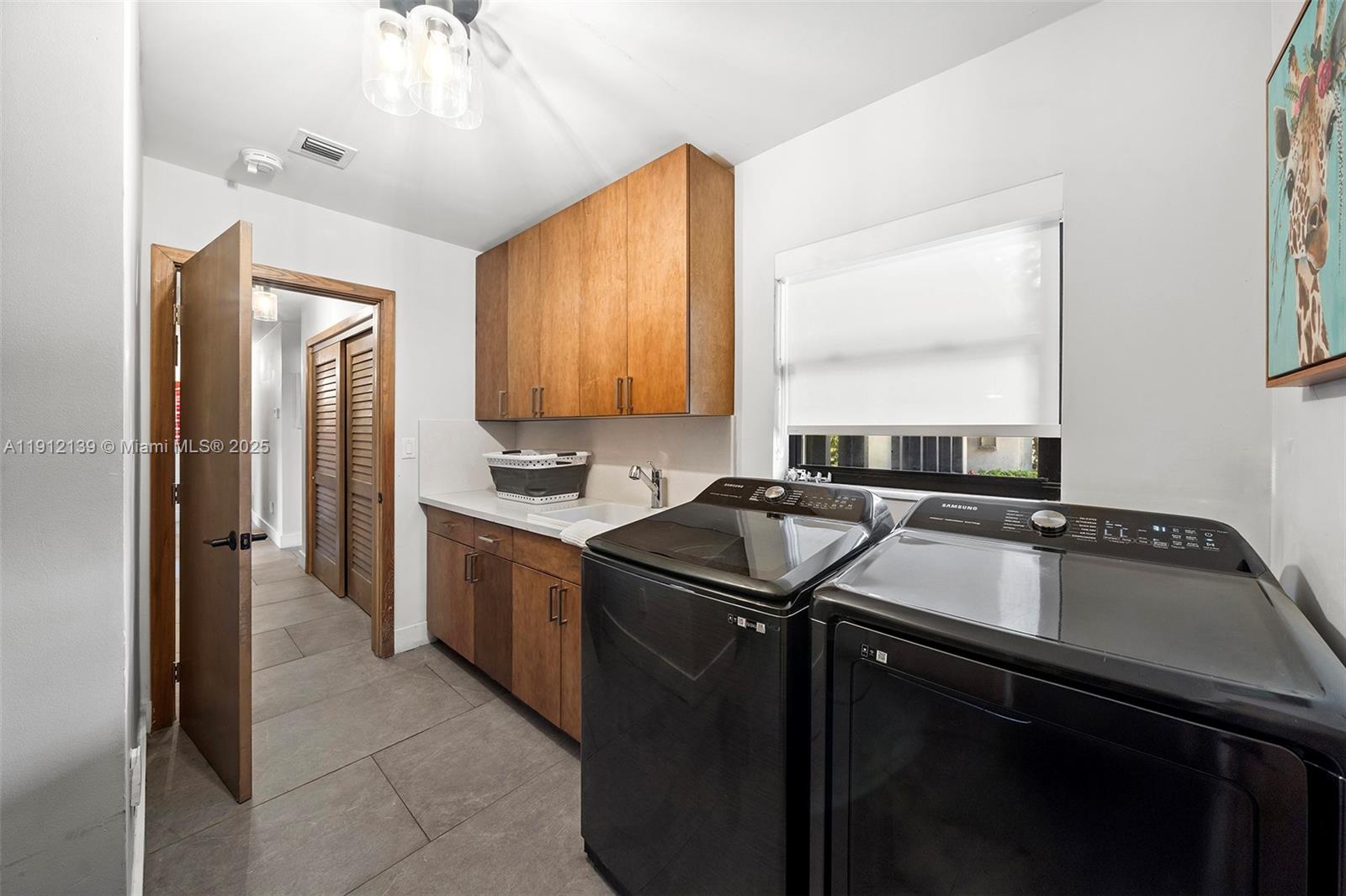 419 Alamanda Dr Hallandale Beach, FL 33009