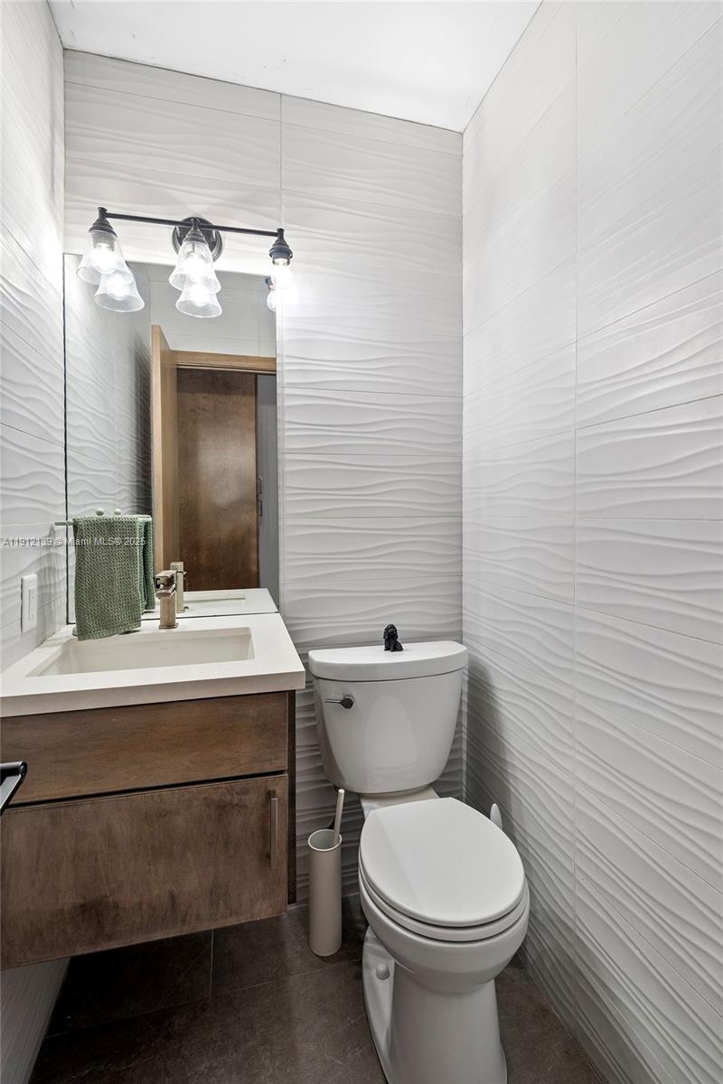 419 Alamanda Dr Hallandale Beach, FL 33009