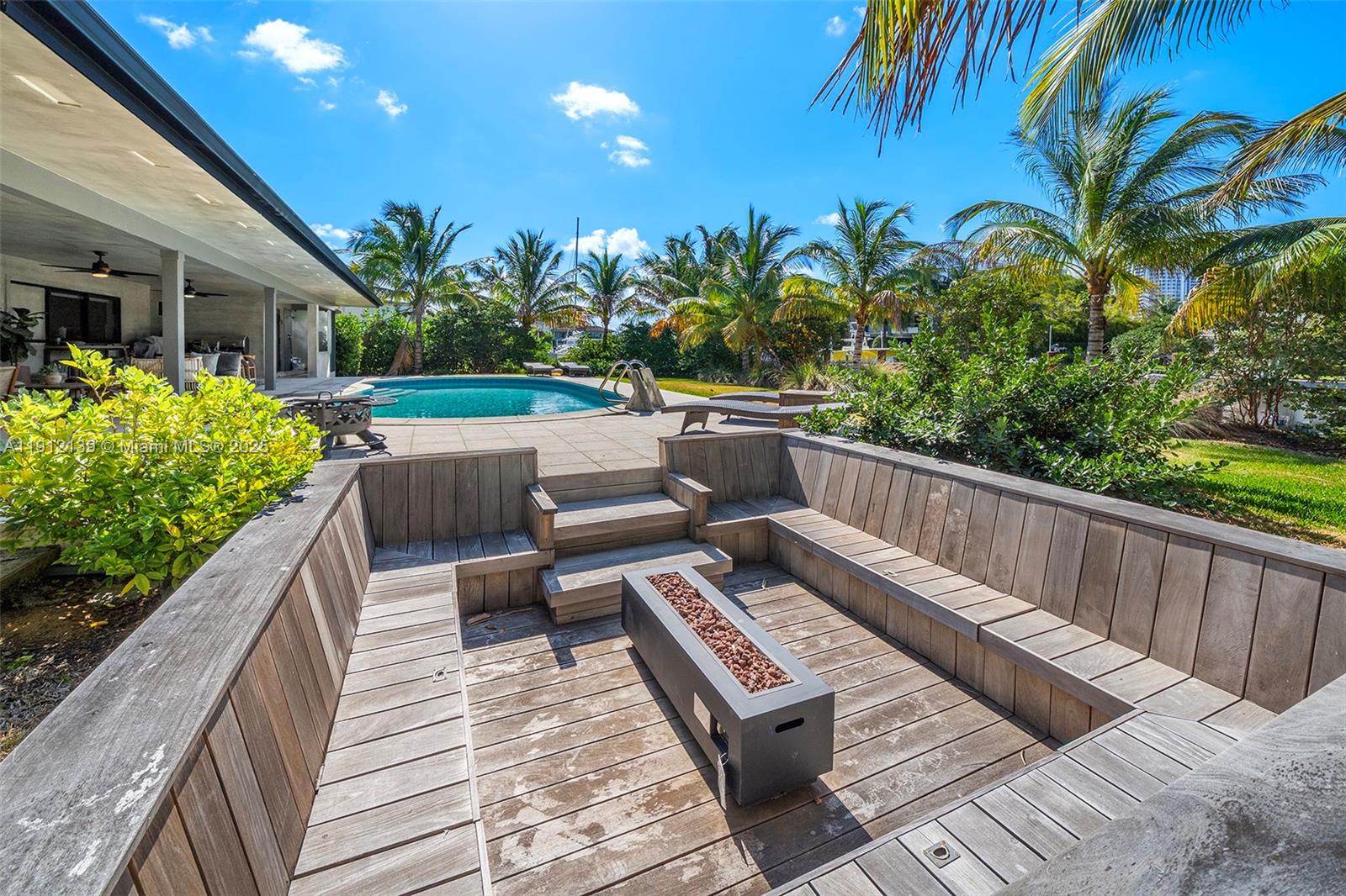 419 Alamanda Dr Hallandale Beach, FL 33009