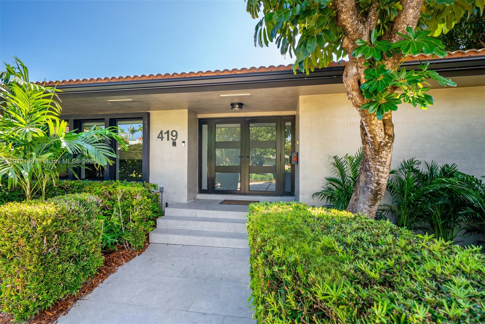 419 Alamanda Dr Hallandale Beach, FL 33009