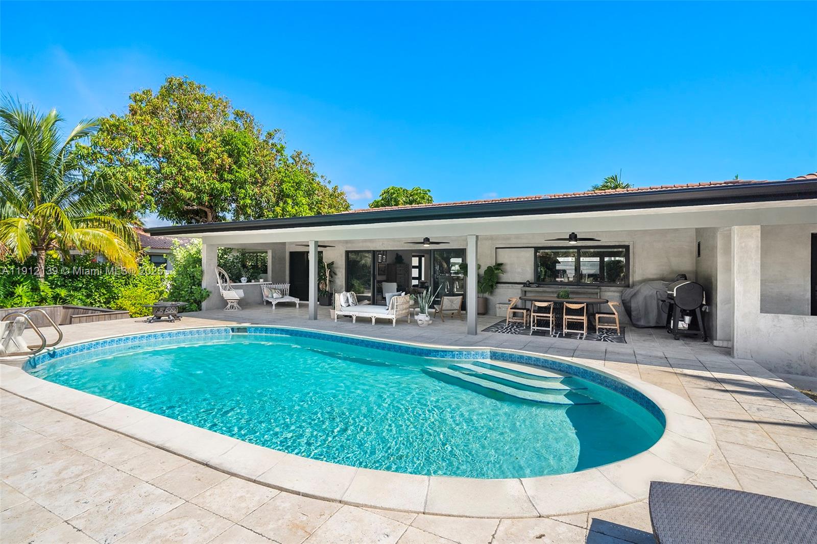 419 Alamanda Dr Hallandale Beach, FL 33009