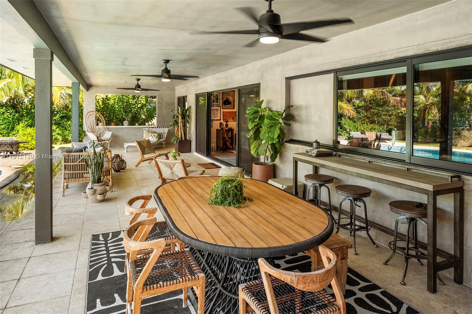 419 Alamanda Dr Hallandale Beach, FL 33009