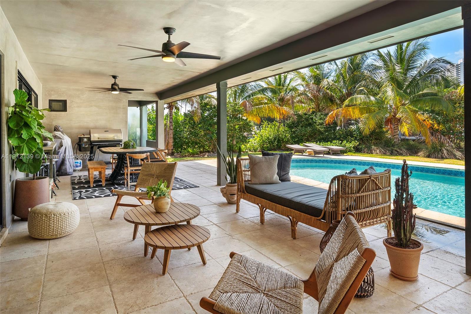 419 Alamanda Dr Hallandale Beach, FL 33009