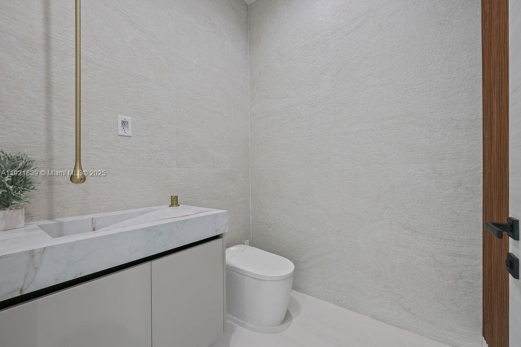 618 NE 17th Way Fort Lauderdale, FL 33304