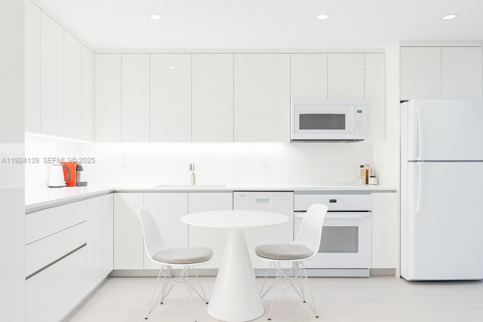 2301 Collins Ave #636