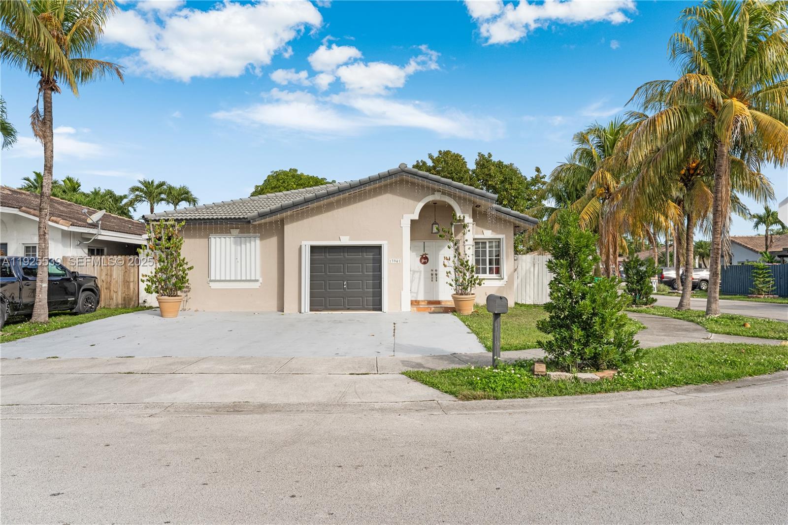 13941 SW 13th St Miami, FL 33184