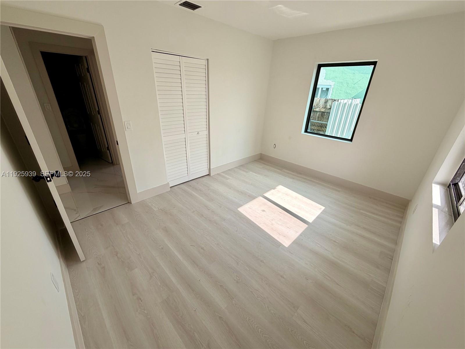 3527 NW 17th St Miami, FL 33125