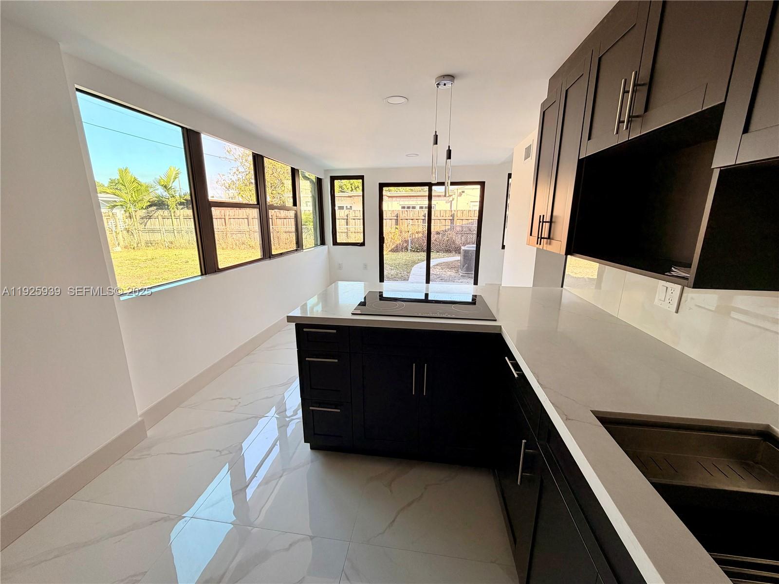 3527 NW 17th St Miami, FL 33125