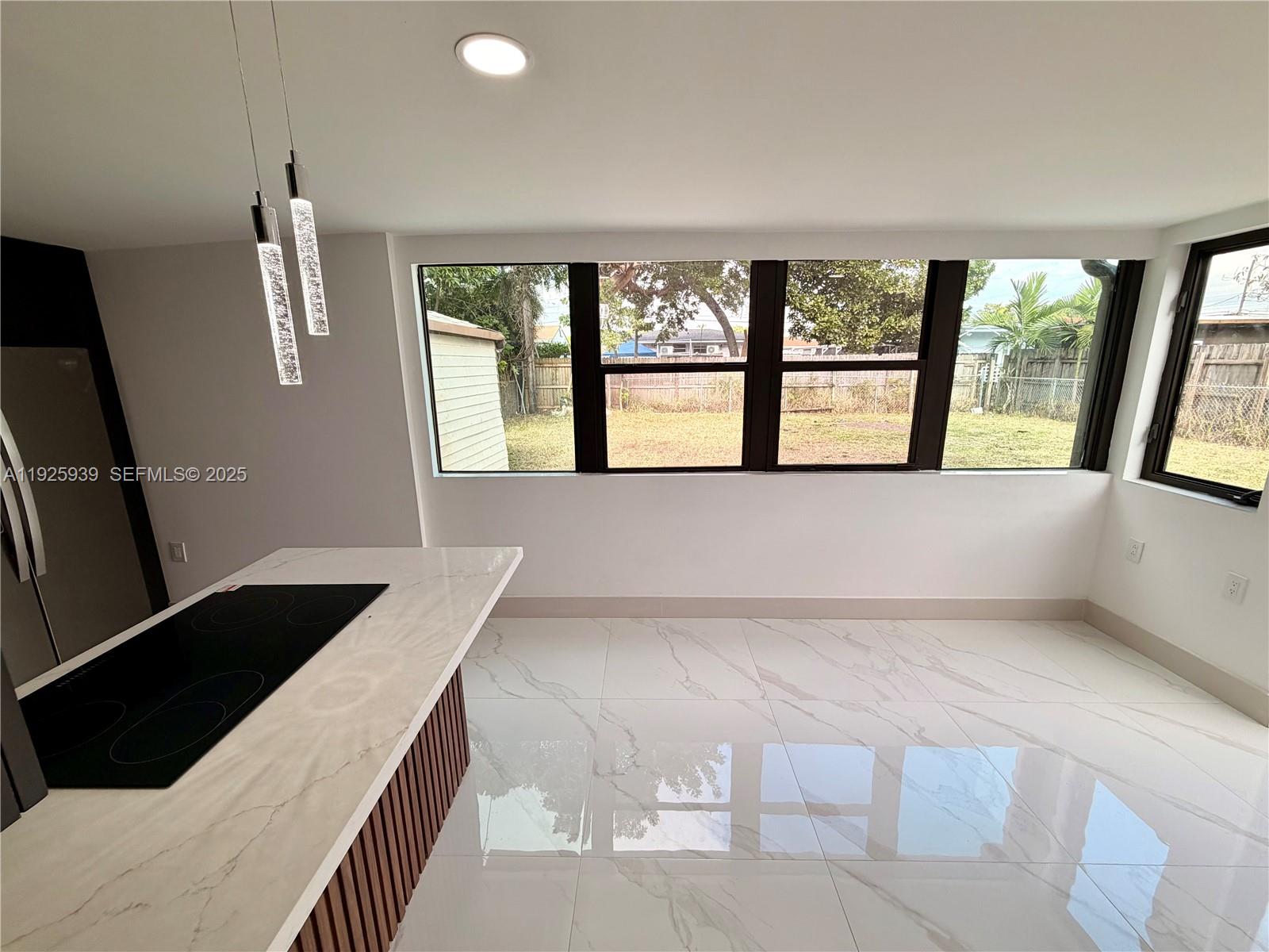 3527 NW 17th St Miami, FL 33125