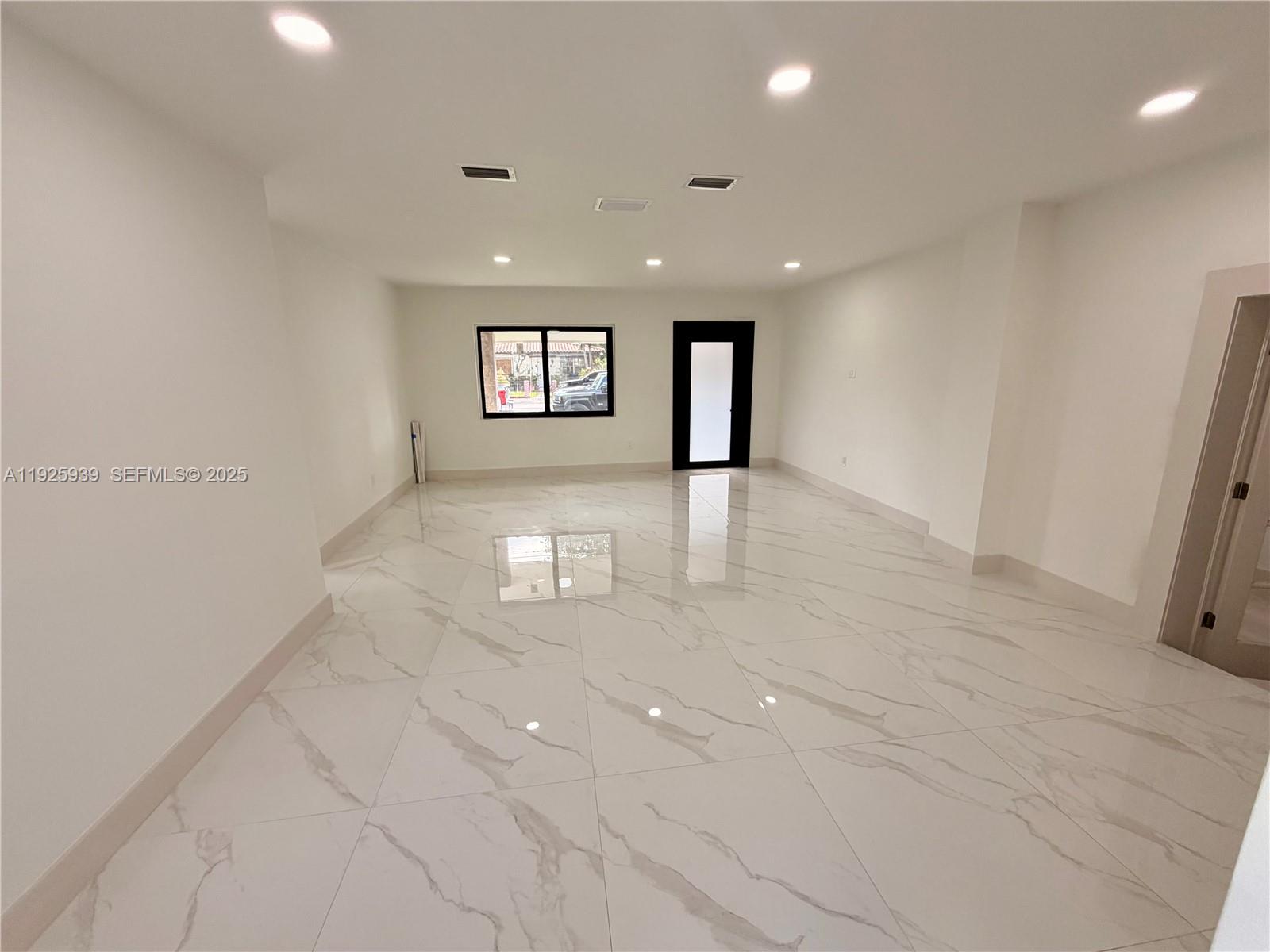 3527 NW 17th St Miami, FL 33125