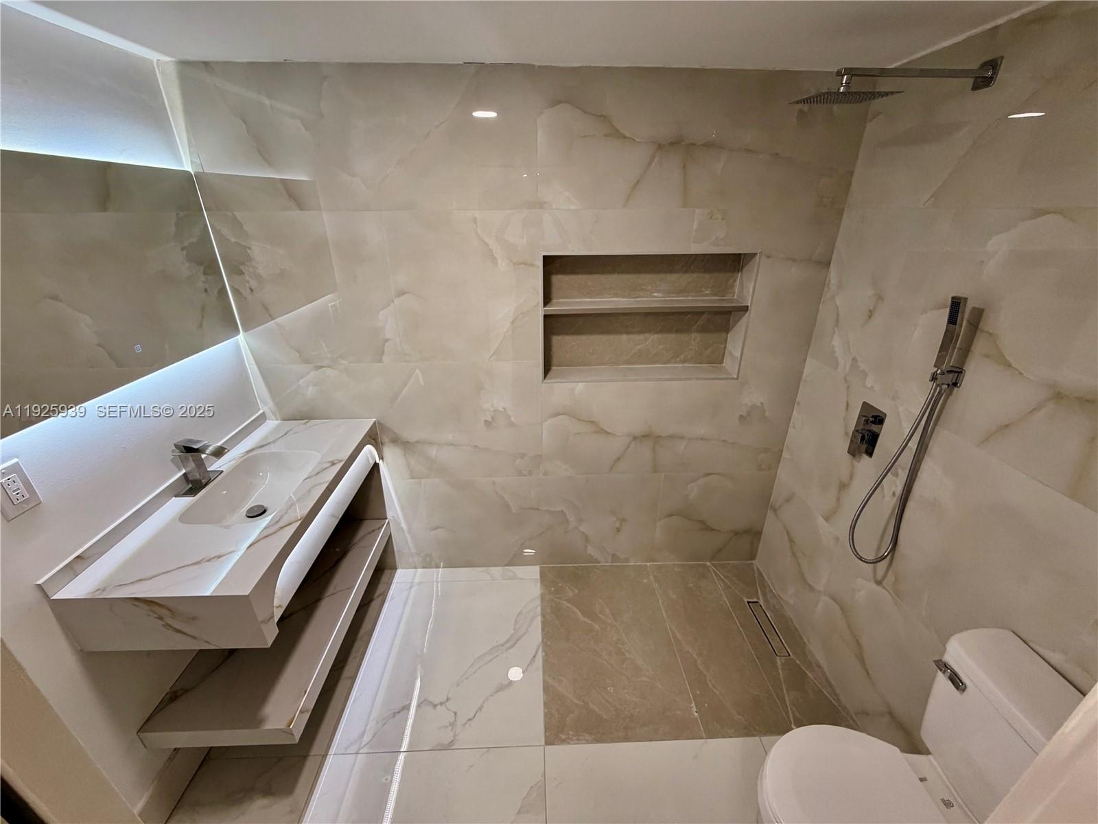 3527 NW 17th St Miami, FL 33125