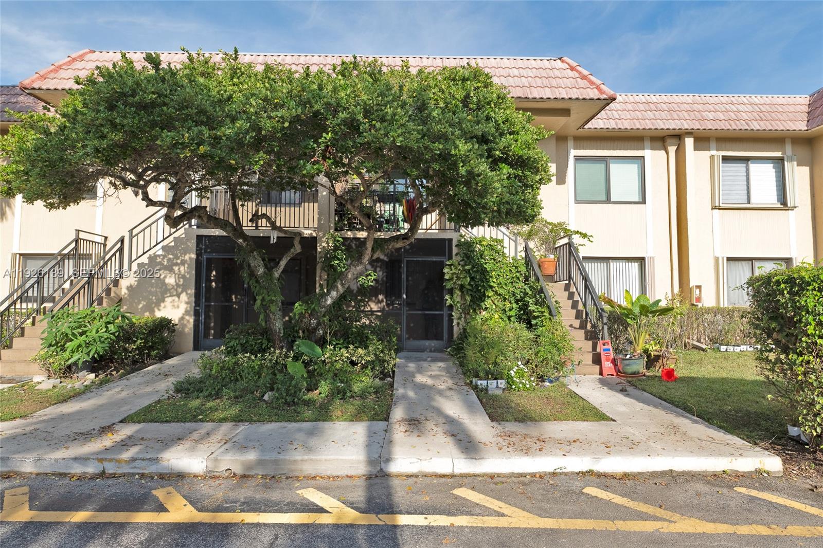 302 Lakeview Dr #105