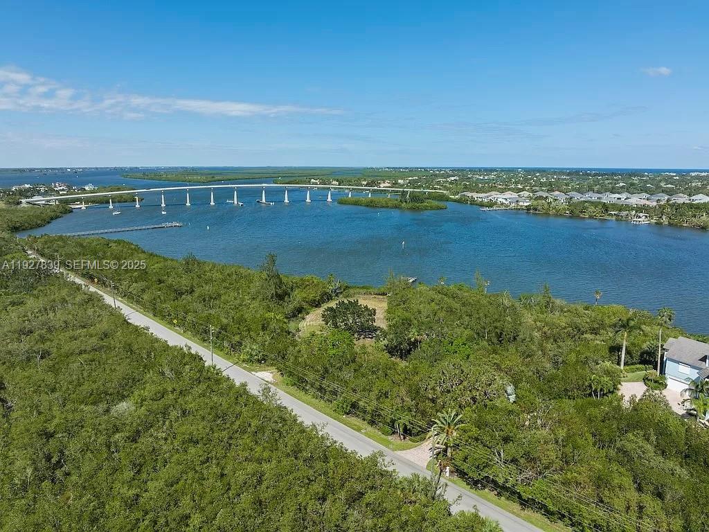 250 Live Oak Dr Vero Beach, FL 32963