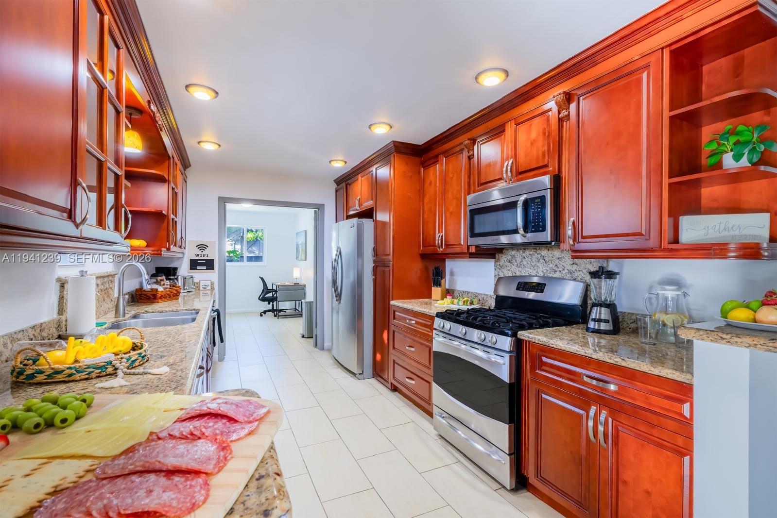 312 N Luna Ct Hollywood, FL 33021