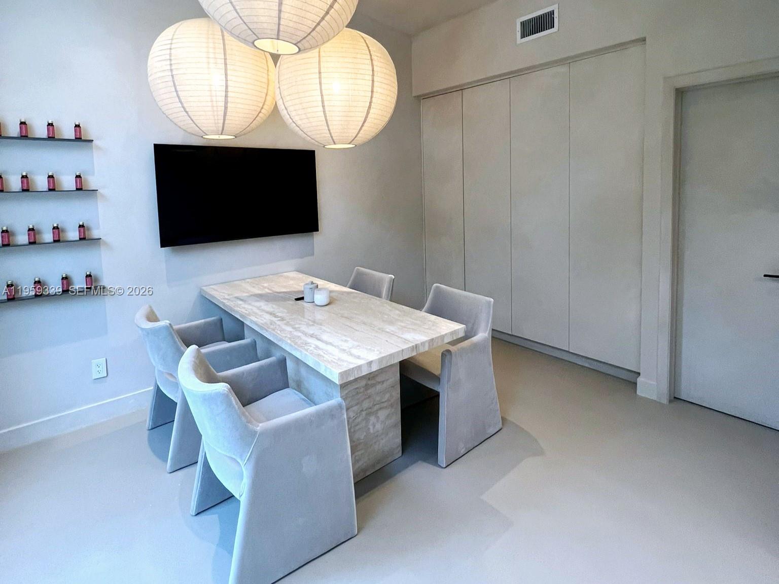 910 N Venetian Dr Miami, FL 33139