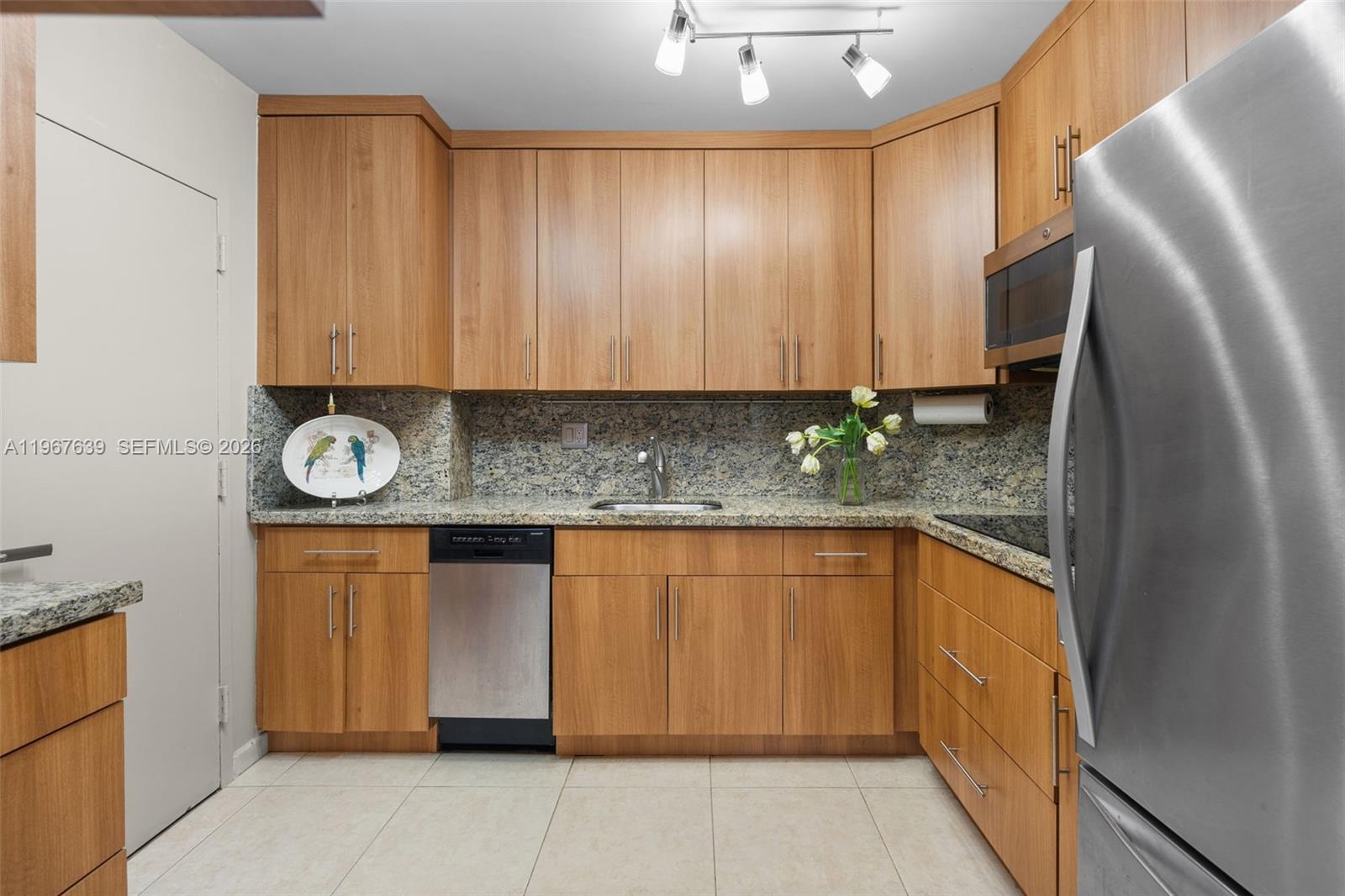 image Arlen House Condo15