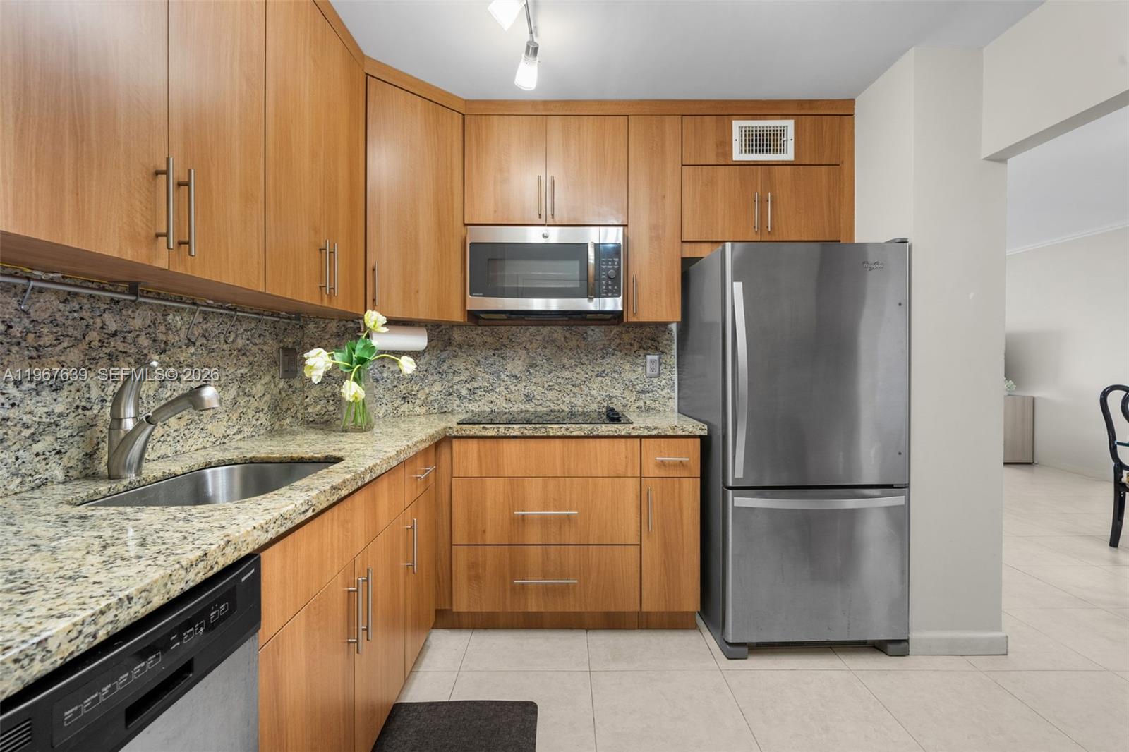 image Arlen House Condo16