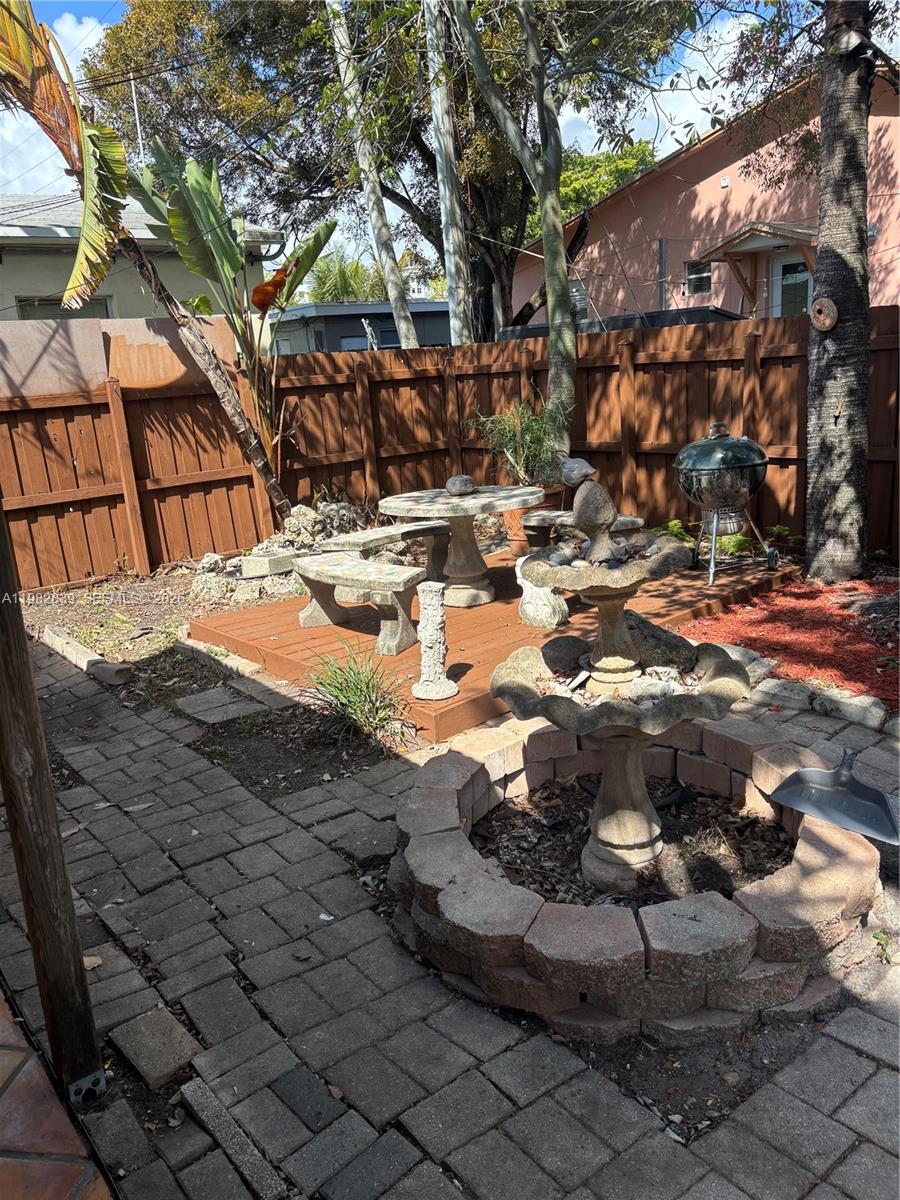 729 NE 2nd Ct Hallandale Beach, FL 33009